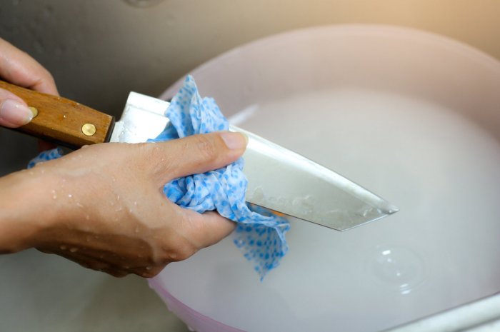 Utiliser du vinaigre blanc pour nettoyer des couteaux de cuisine 