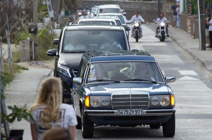 Une Mercedes de collection a transporté le cercueil de Johnny Hallyday