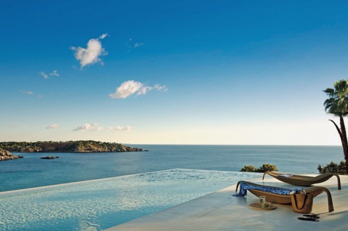 Une piscine avec vue sur les plages d'Ibiza