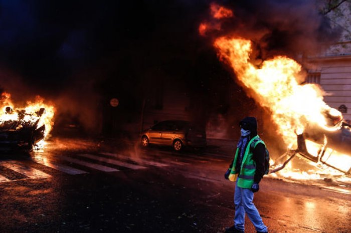 Gilets jaunes à Paris : 55 voitures brûlés