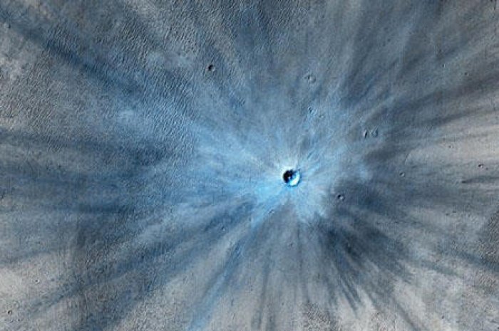 Un immense cratère de météorite photographié sur Mars