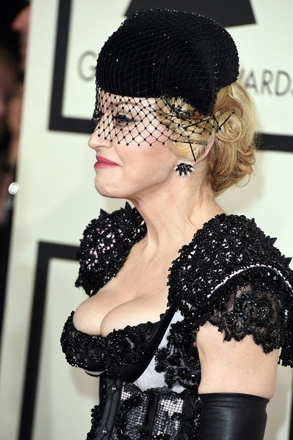 Madonna et son décolleté très pigeonnant aux Grammy Awards
