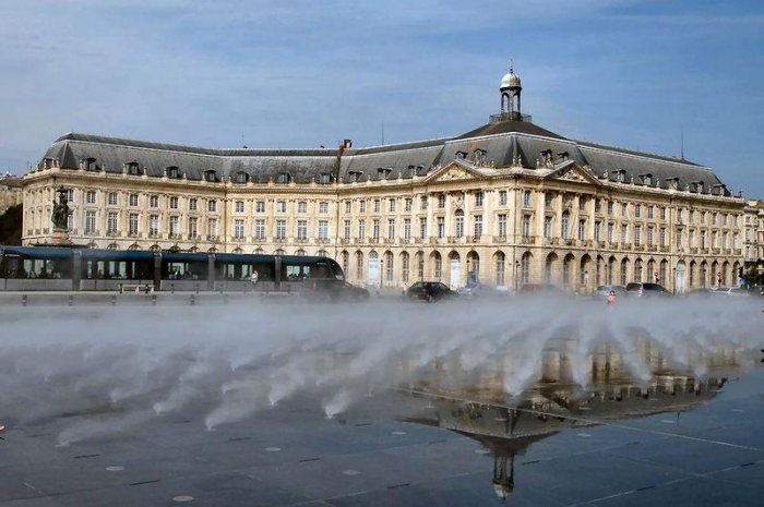 Bordeaux - Impôts locaux : 1 879 euros (taxe d'habitation : 1 143 euros, taxe foncière : 736 euros)