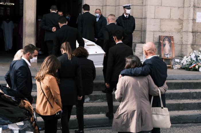 Le cercueil de Victorine en chemin vers l'église
