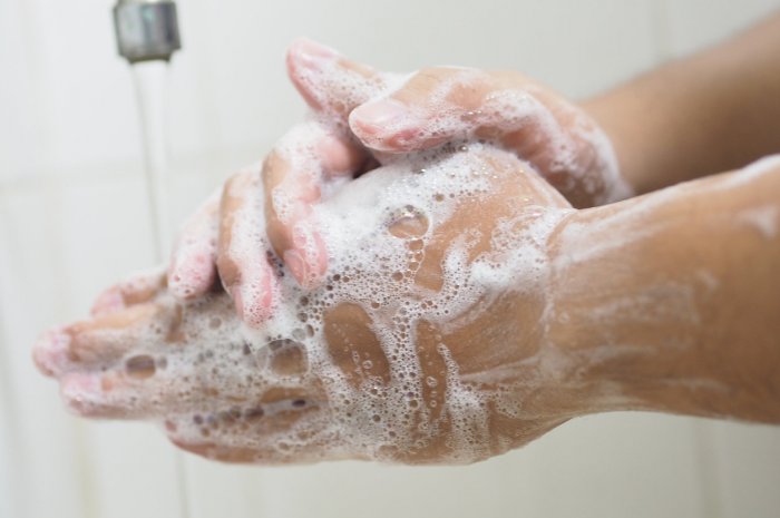Application des gestes barrières : "Père Noël, lave-toi bien les mains !" 