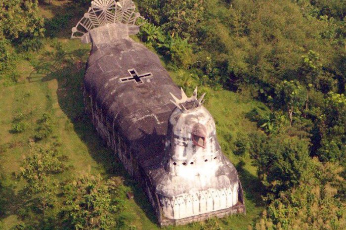 Une église en forme de poulet géant dans la jungle indonésienne