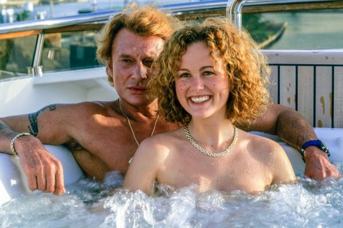 Johnny et Laeticia Hallyday posent ensemble dans un bain à remous