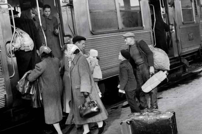 Des Français montent dans le train qui doit les emmener en vacances le 5 avril 1958 à la Gare de Lyon (Paris) 