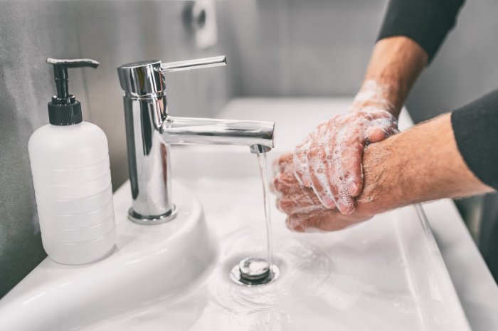 Continuer à se laver les mains fréquemment