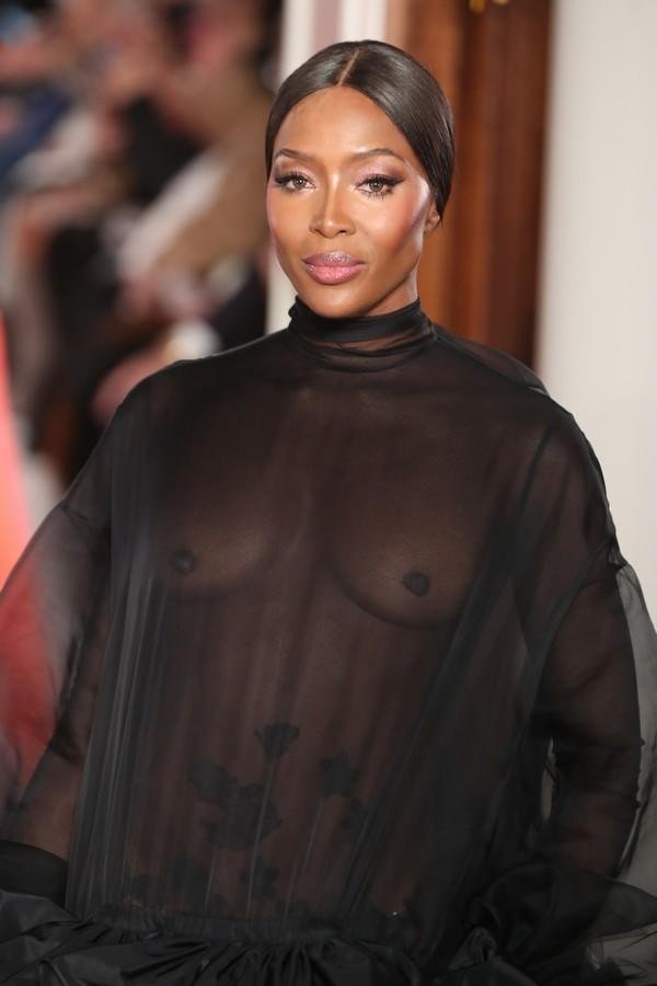 &nbsp;Naomi Campbell totalement nue sous sa robe