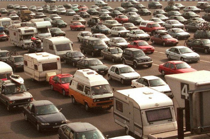 Des automobilistes patientent pour franchir le péage de Villefranche-sur-Saône le 27 juillet 1996.