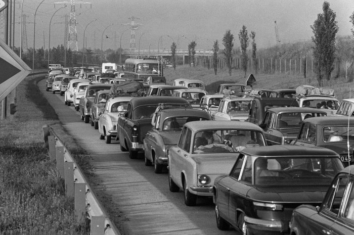 Grande affluence d’automobiles sur l’autoroute du sud, à la sortie de Paris, le 1er juillet 1967.