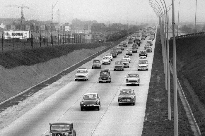 Des voitures particulières sont photographiées sur une autoroute près de l’aéroport d’Orly le 1er avril 1965, jour de départ pour les vacances de Pâques.