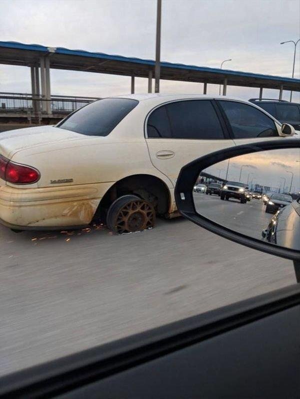 Comment la roue de cette voiture a-t-elle pu se retrouver dans cette situation ?
