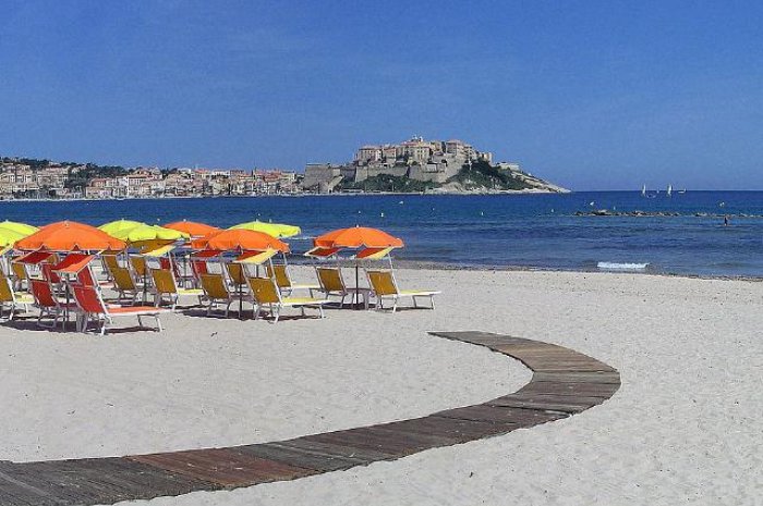 1. La plage de Calvi, Corse