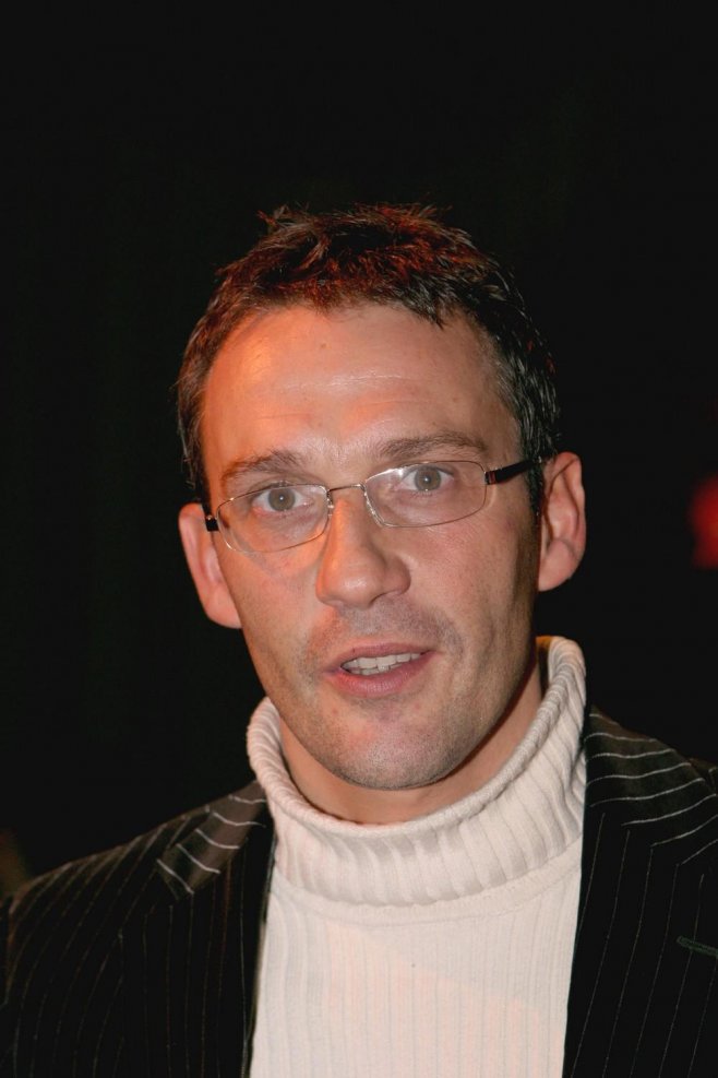 Julien Courbet prend la pose lors du Gala du Ring à Paris en 2005