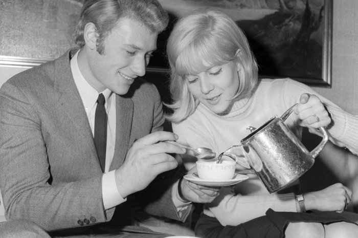 Johnny Hallyday en train de prendre le thé avec Sylvie Vartan