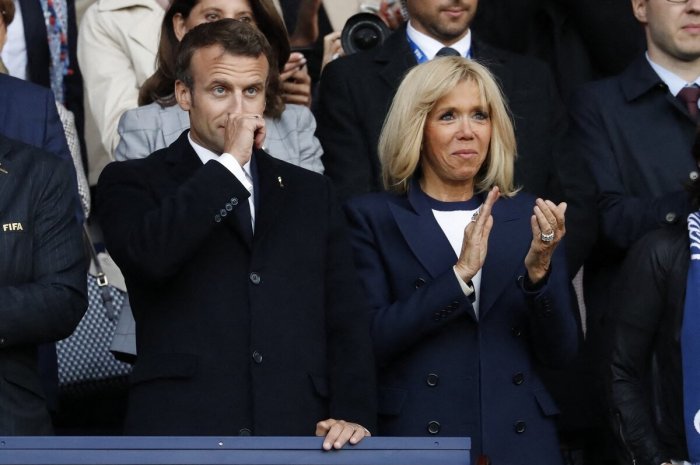 Emmanuel et Brigitte Macron photographiés en tribunes