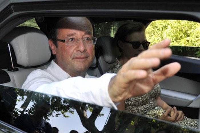 François Hollande et Valérie Trierweiler arrivent en voiture à Bormes-les-mimosas