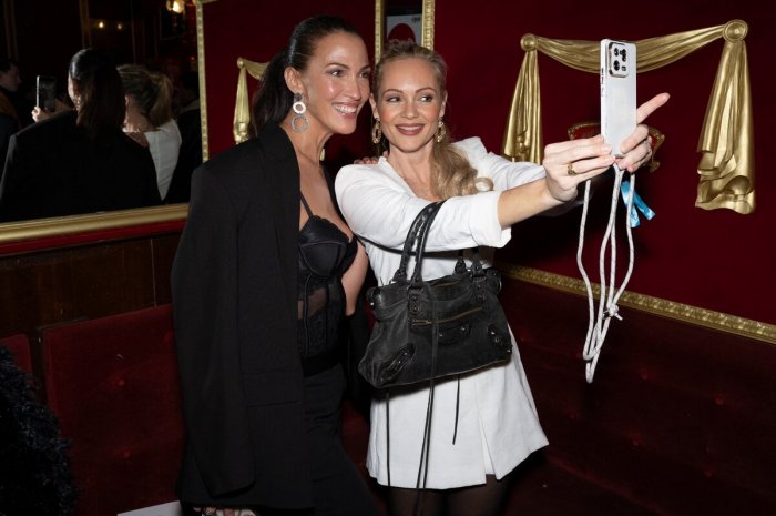 Pause selfie pour Linda Hardy et Béatrice Rosen 