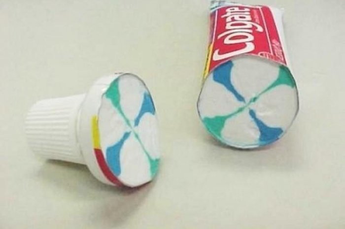 Un tube de dentifrice