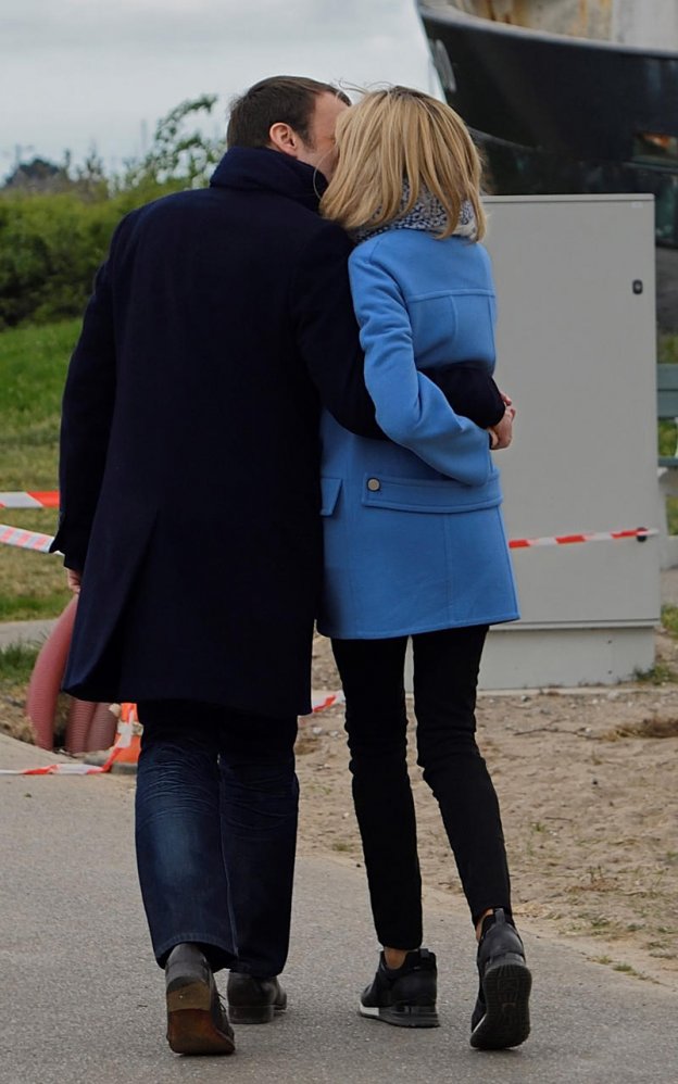 Le couple présidentiel s'embrasse, cette fois dos aux photographes, au Touquet