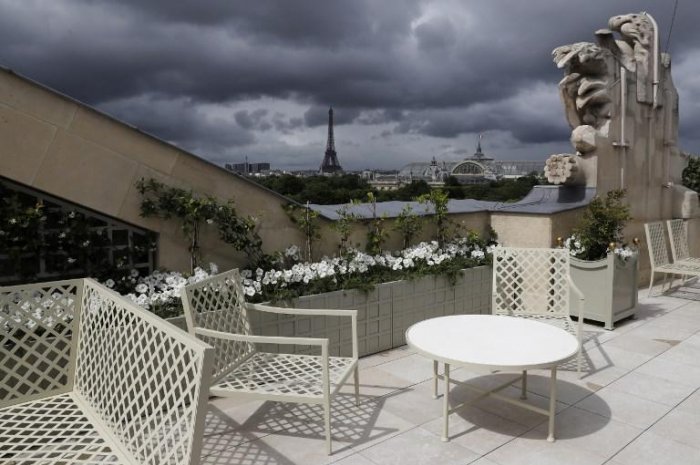 La terrasse de la suite "Bernstein" avec vue sur la Tour Eiffel