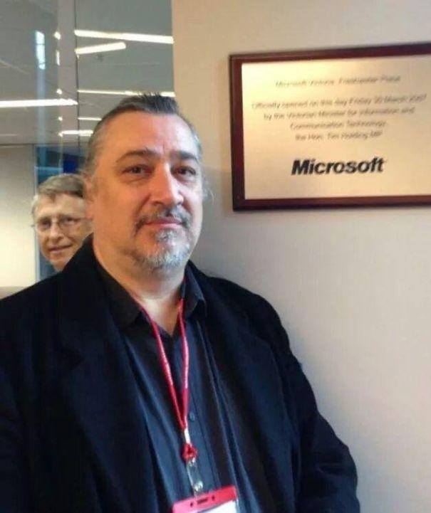 Il voulait seulement se prendre en photo devant ce panneau chez Microsoft... Il n'espérait pas tant !