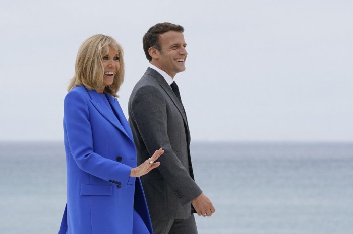 Brigitte et Emmanuel Macron sur la plage de Carbis Bay