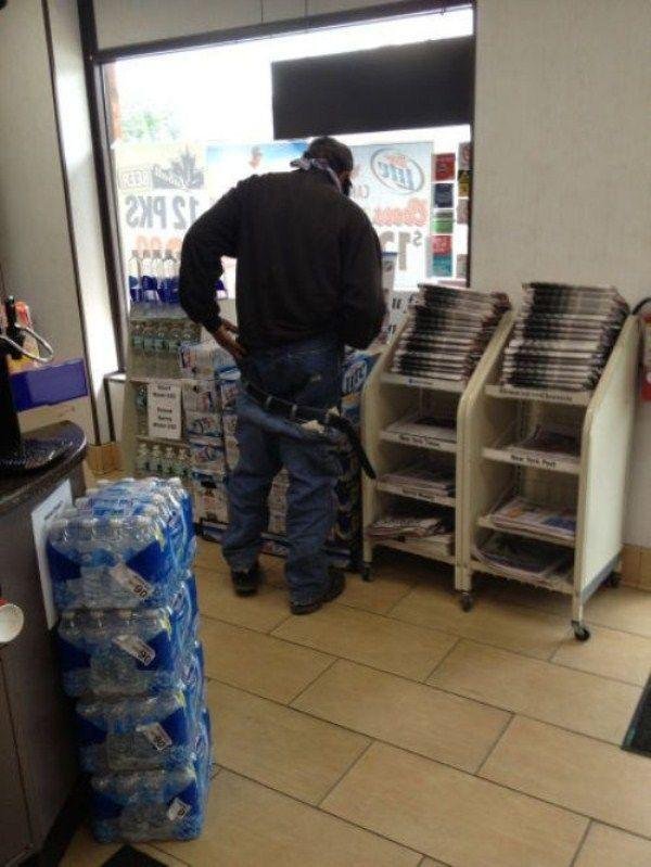 Oui, cette personne porte bien deux jeans