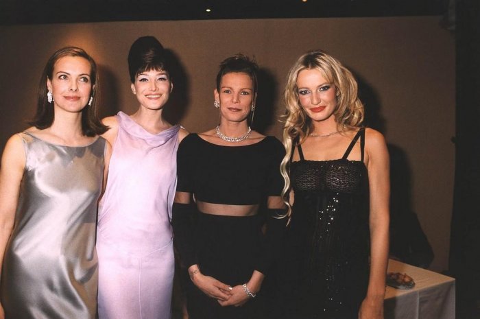 Magnifique dans sa robe argentée avec des amies en 1999