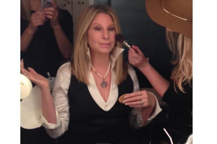 Barbra Streisand a l'air un peu figé