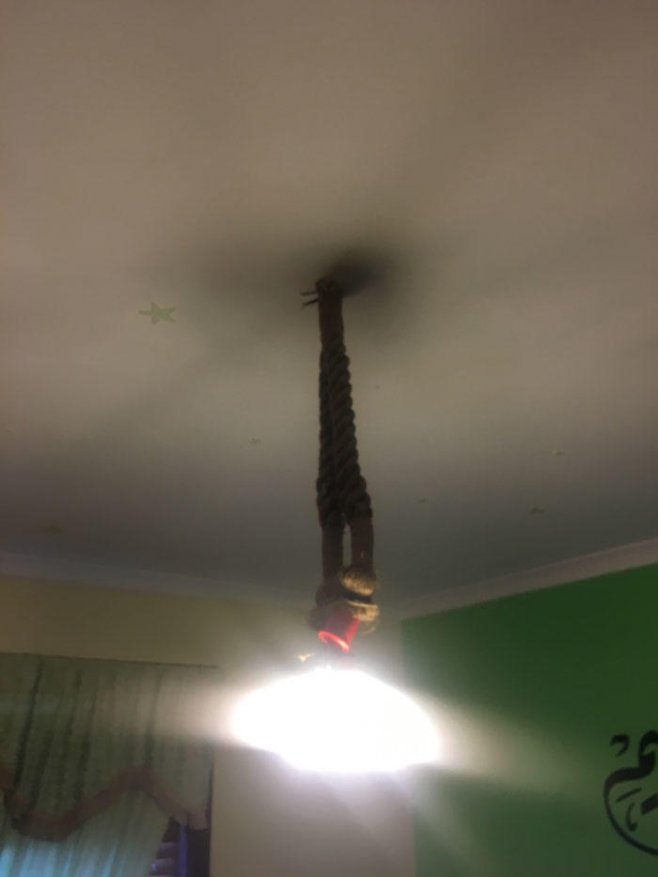 Etranges découvertes dans une maison : un luminaire avec une corde