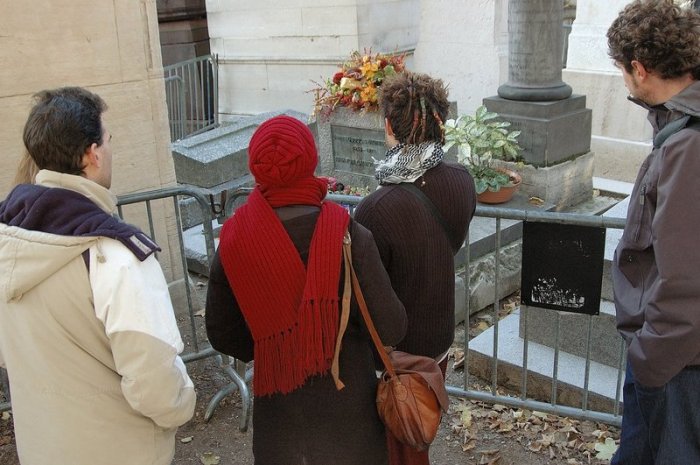 Les visiteurs recueillis devant la tombe de Jim Morrison