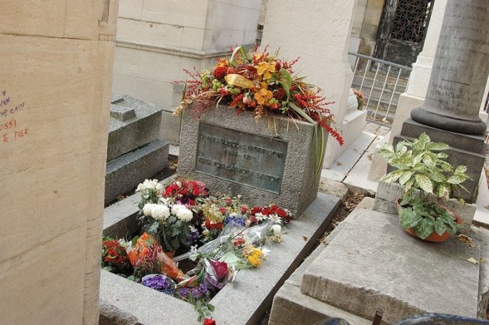 La tombe de Jim Morrison au Père-Lachaise à Paris