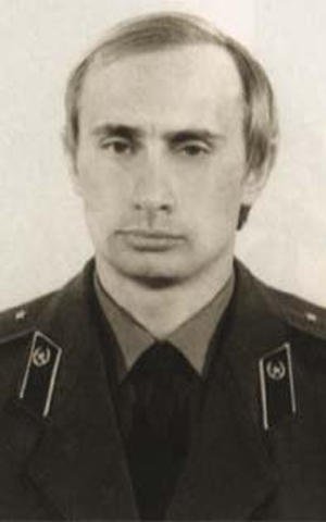 Vladimir Poutine en 1980, dans son uniforme du KGB