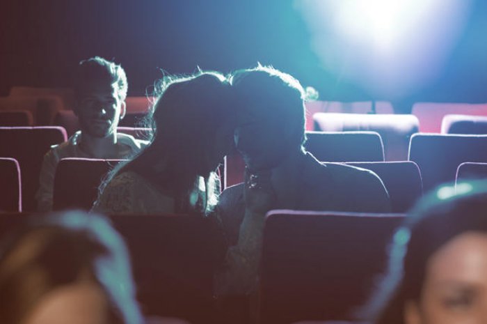 1 - Faire l'amour dans un lieu public (cinéma, restaurant) (25% des Français(es) tenté(e)s)