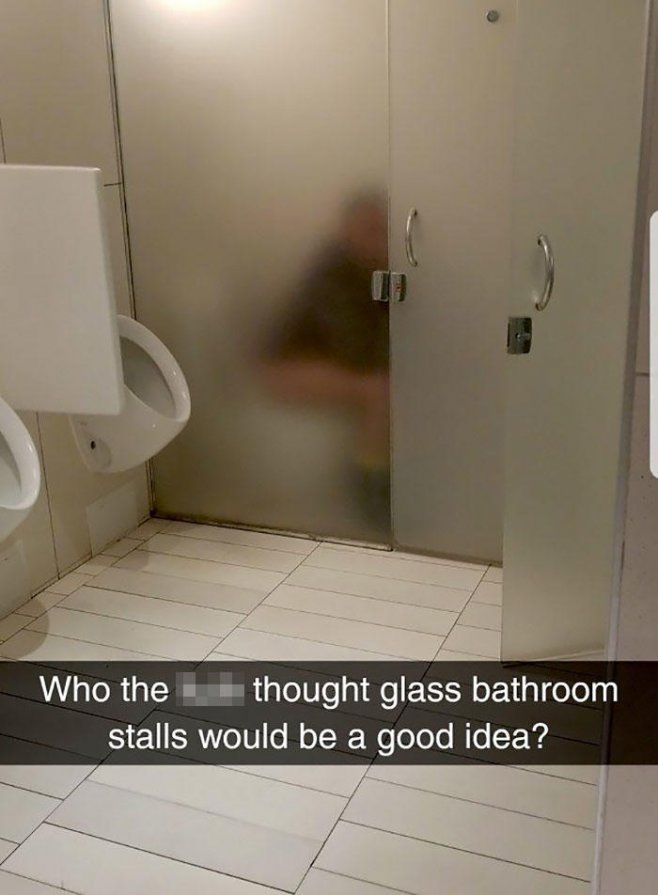 "Qui est l'***** qui a pensé que ça serait une bonne idée de mettre des portes en verre dans la salle de bains ?"