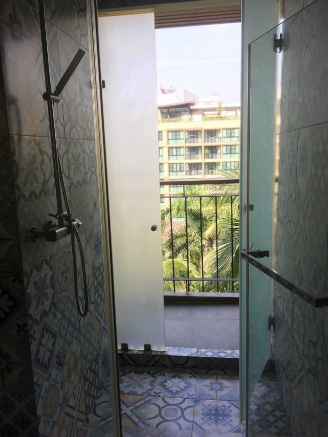 L'accès au balcon se fait par la douche 