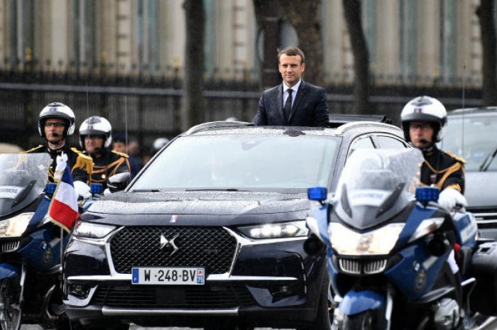 Emmanuel Macron à bord de la DS7 Crossback