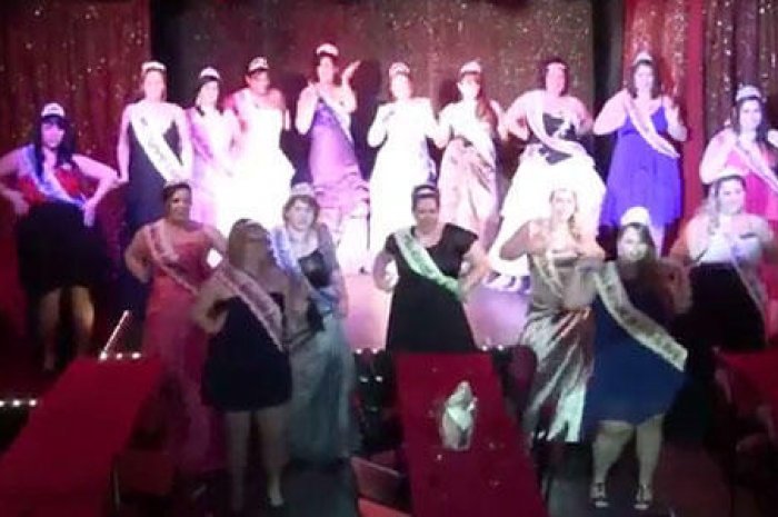 Les candidates à l'élection Miss Ronde 2014 dansent sur un air de zumba