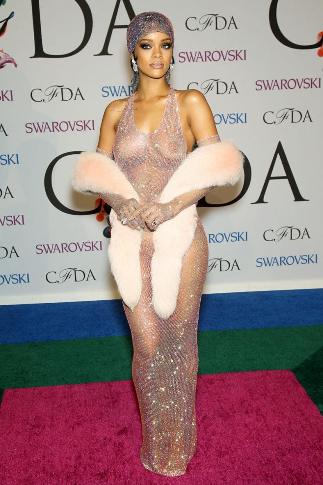 Rihanna presque nue sur le tapis rouge