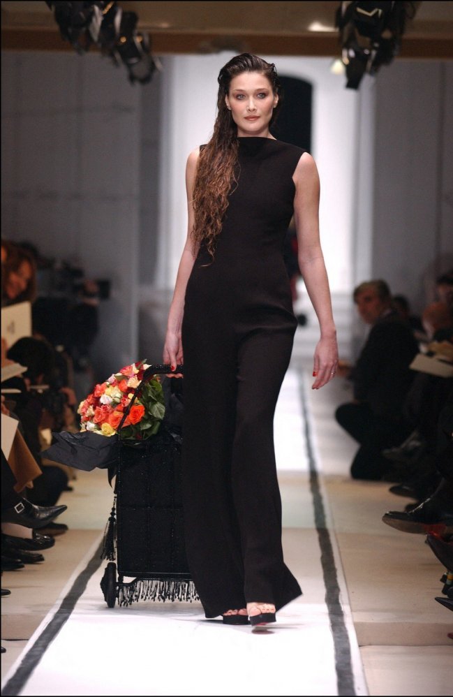 La mannequin Carla Bruni a défilé pour Jean-Paul Gaultier en 2002