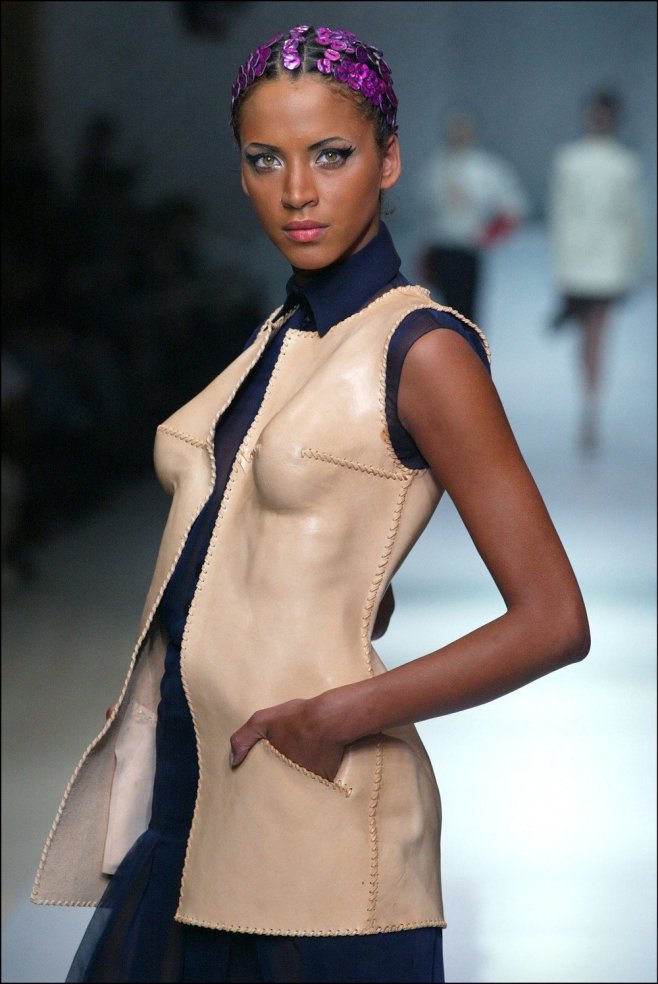 La mannequin Noémie Lenoir en 2003