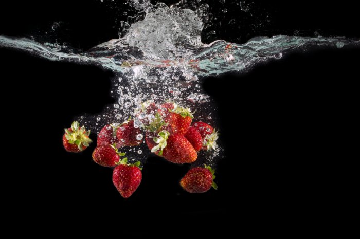 Trempez les fraises dans de l’eau vinaigrée