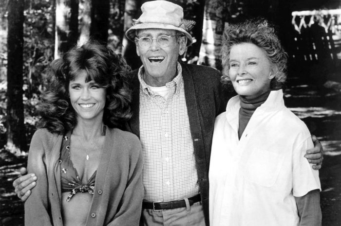 Jane Fonda en compagnie de son père et de l'actrice Katharine Hepburn sur le plateau du film "La Maison du lac" en 1980