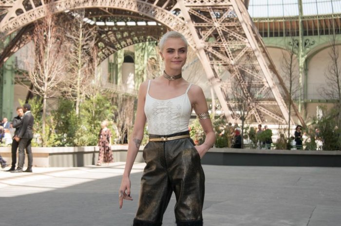 Cara Delevingne au défilé Chanel pendant la fashion week de Paris