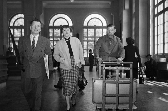Un couple sur le point de prendre l'avion, terminal des Invalides, 21 juin 1949.