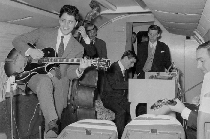 Le chanteur français Sacha Distel, accompagné de son sextet à bord d'une Caravelle entre Paris et Le Havre, 17 avril 1959.
