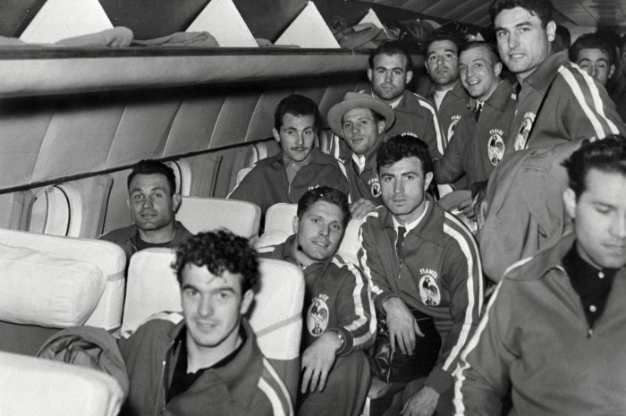 L'équipe française de rugby pose dans l'avion, lors de leur départ pour l'Australie, 15 mai 1951.